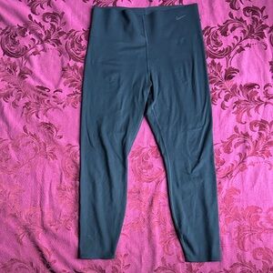LIKE NEW Nike Leggings